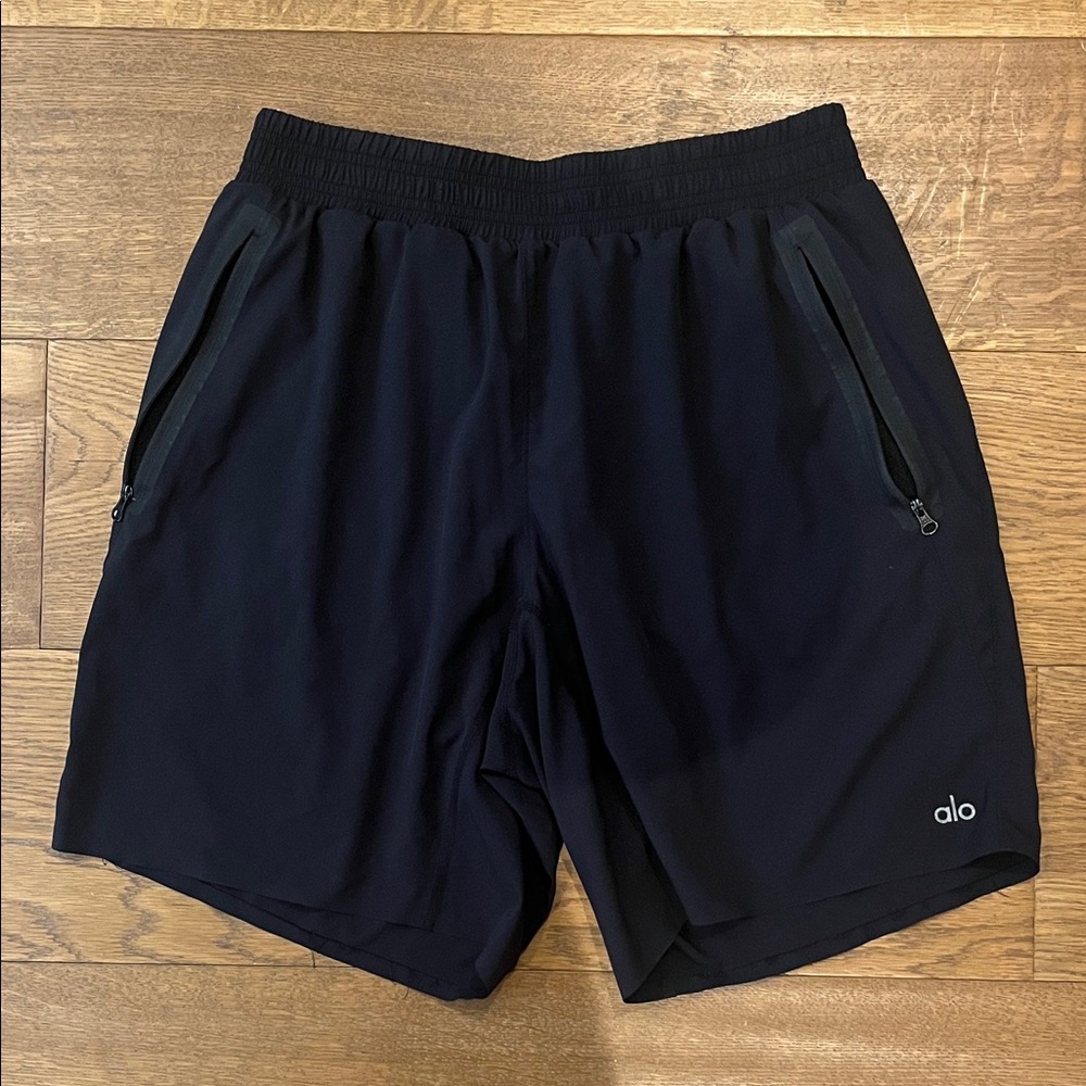 ALO Yoga Men's Black shorts with liner. 7 inch